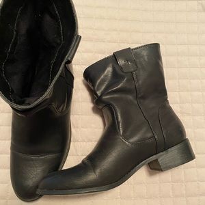 Black short boots, 8.5